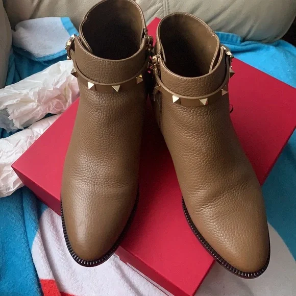 🌈ROCKSTUD Ankle Boot
VALENTINO GARAVANI SIZE8US🌈 - Picture 15 of 16